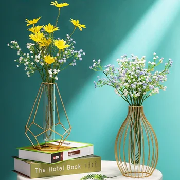 Przezroczysta mała waza z kutego żelaza na stole w jadalni, mały szklany wazon ze złotego metalu, kwiatowa kompozycja w salonie